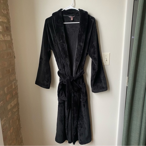 Victoria's Secret Other - Victoria’s Secret Luxurious Black Plush Robe size XS fits like S/M